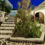 Thalassitra Village Adamantas (Milos)